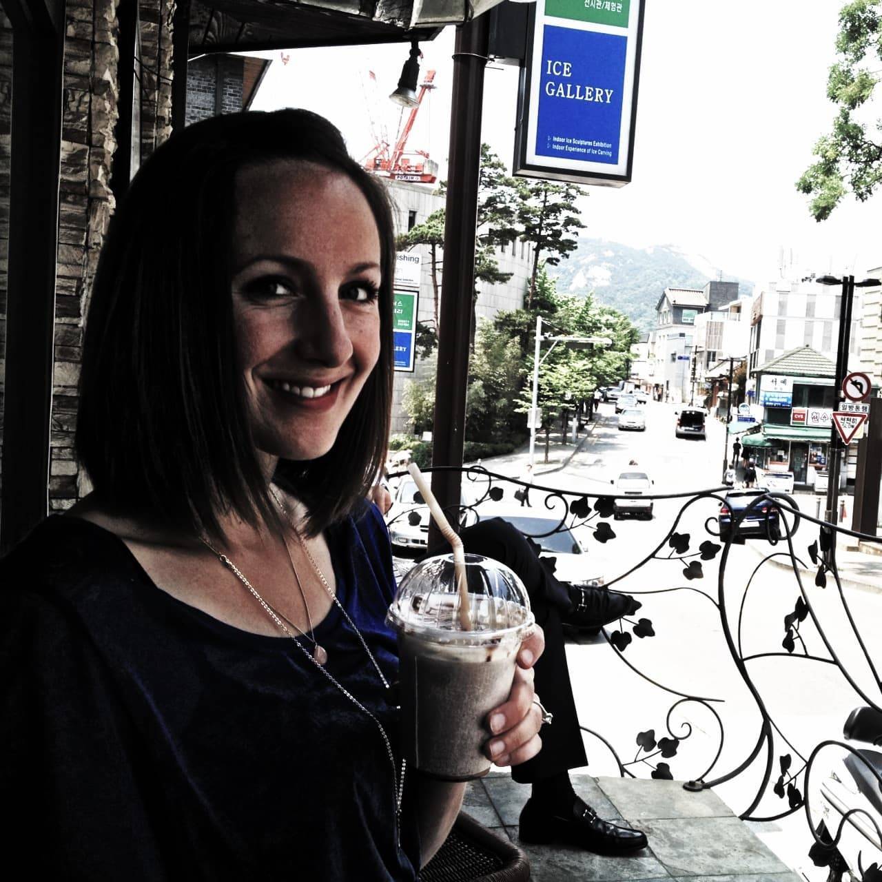 Woman drinking a smoothie in a coffee shop.